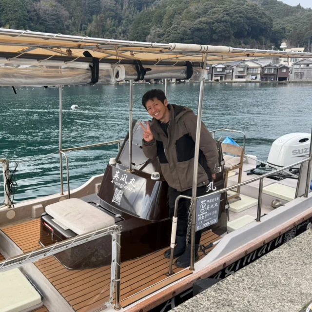 【お知らせ】

数年ぶりにめちゃくちゃ髪を切りました。
伊根を探してももうロン毛パーマの船長さんはいませんので、ベリーショートのナイスガイを探していただくようにお願いします。

3枚目がいちばん長かったくらいの頃かな？

すこしずーーーつ春の訪れを感じる時が増えてきました。イワシが大漁だ〜ってなったらそろそろ春だなってなってくるね〜✨✨

明日から3連休、頑張りたいとこだけど日曜日は荒れるかな？😅
荒れたらバイクの練習行ってくるね〜

〜〜〜〜〜〜〜〜〜〜〜〜〜〜〜〜〜〜〜〜〜

伊根町生まれの船長と伊根湾を遊覧しませんか？

海上タクシー英凪丸
🟤定員:12名
🟤時間:25分程度
🟤予約:DMまたは公式LINEまで
※LINEでのみ公開のクルージングプランも有

【冬限定のこたつクルーズ】

こたつとヒーターを設置した
冬だけの特別仕様で、
伊根湾を一周する貸切クルーズです。

¥料金
1組 10,000円

■備考
・完全貸切
・少人数向け
・通常の遊覧とは内容が異なります

　🪧チャーター予約
　 ¥12,000/1組
  プライベート空間でゆったり深く楽
　 しみたい方向け 🚤
　🪧一般予約
　¥1000/1人(乗り合い)

　世間話から伊根のディープな話ま
　で、色々お喋りしましょう✨

#伊根 #伊根町 #伊根の舟屋 #伊根舟屋 #海上タクシー
