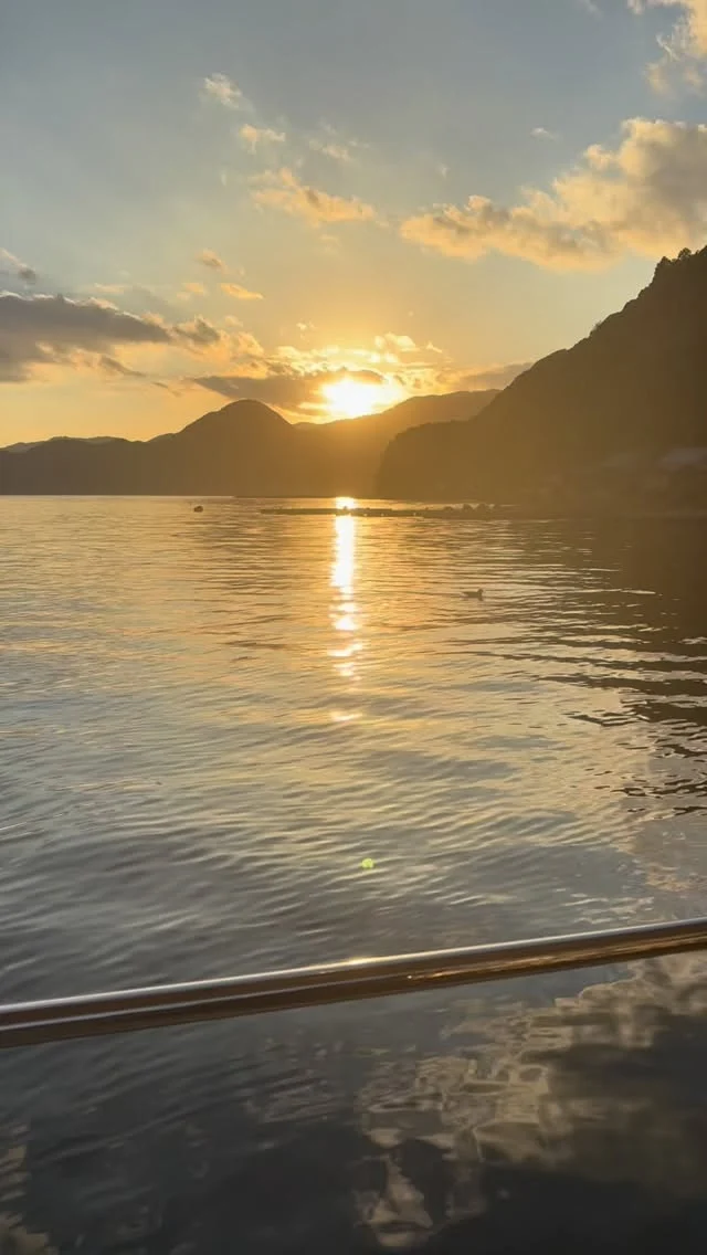夕方のサンセットチャーター

大人気のプランの一つで、大変喜んでいただいてます〜

A private sunset cruise in Ine, Kyoto.

🌅 サンセットクルーズ（貸切）

夕方の伊根湾は、昼とはまったく違う表情になります。

海がゆっくり暗くなり
舟屋に灯りが入りはじめる時間。

その変化を、船の上から静かに眺めるクルーズです。

⸻

1日の終わりに、
少しだけ特別な時間を過ごしてみませんか？

天候や季節によって、
毎日違う夕焼けになるのもこのクルーズの魅力です。

📩 ご予約・お問い合わせ
DM または 公式LINEまで